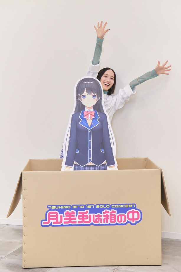 手前から、月ノ美兎さん、のっちさん。