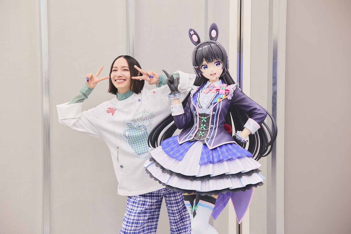左から、のっちさん、月ノ美兎さん。