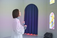 ライブ映像を観ながら体を揺らすのっちさん。