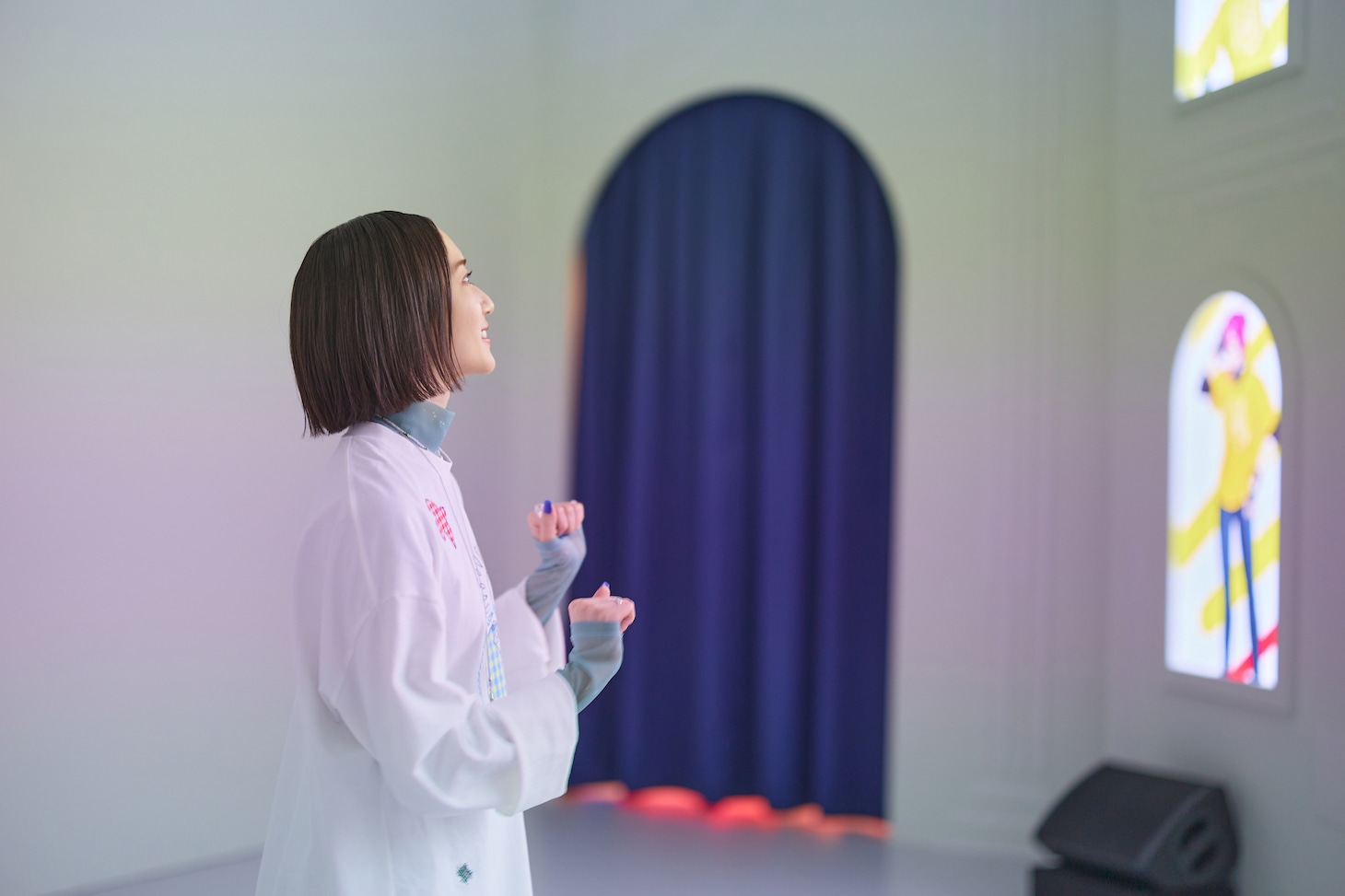 ライブ映像を観ながら体を揺らすのっちさん。