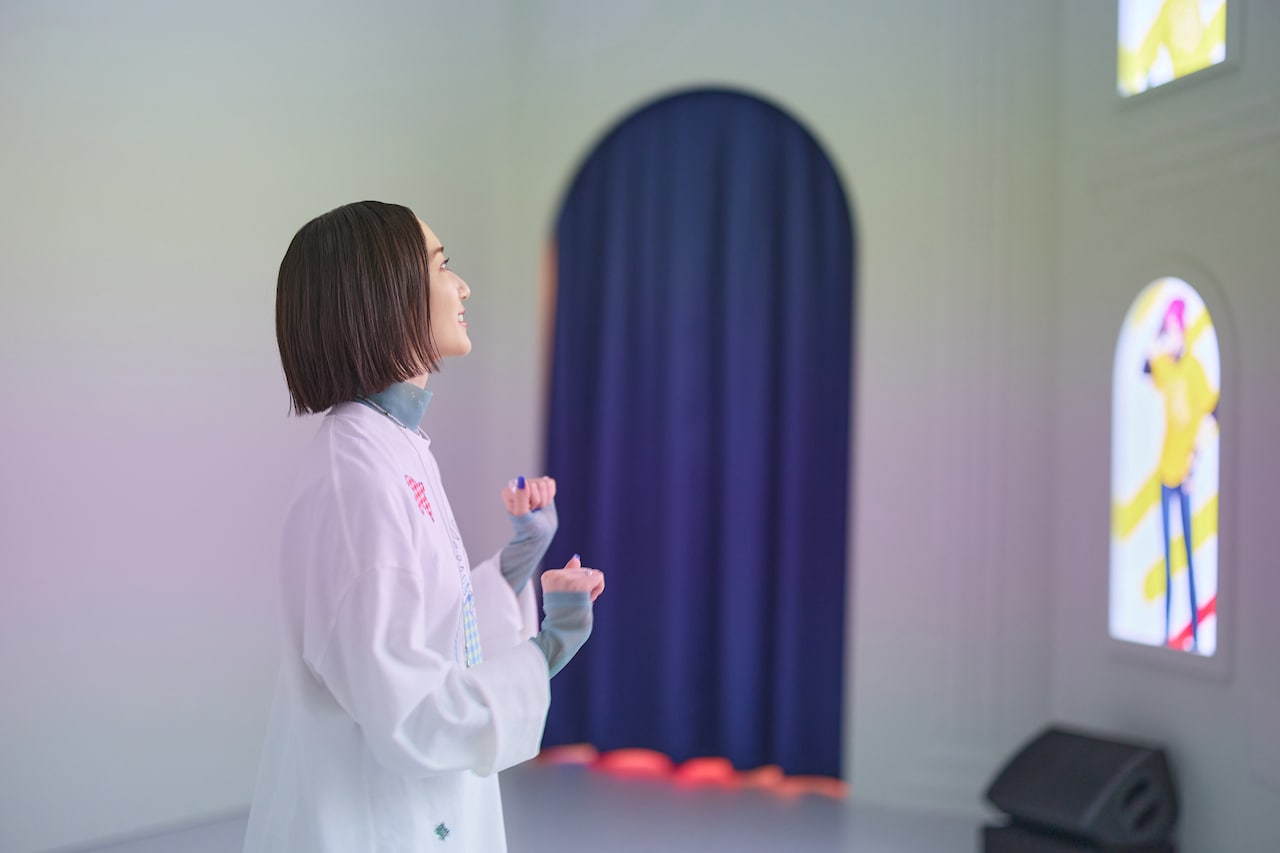 ライブ映像を観ながら体を揺らすのっちさん。