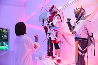 宇佐美リトのヒーロースーツを見ながら、つい自分も同じポーズをしてしまうのっちさん。