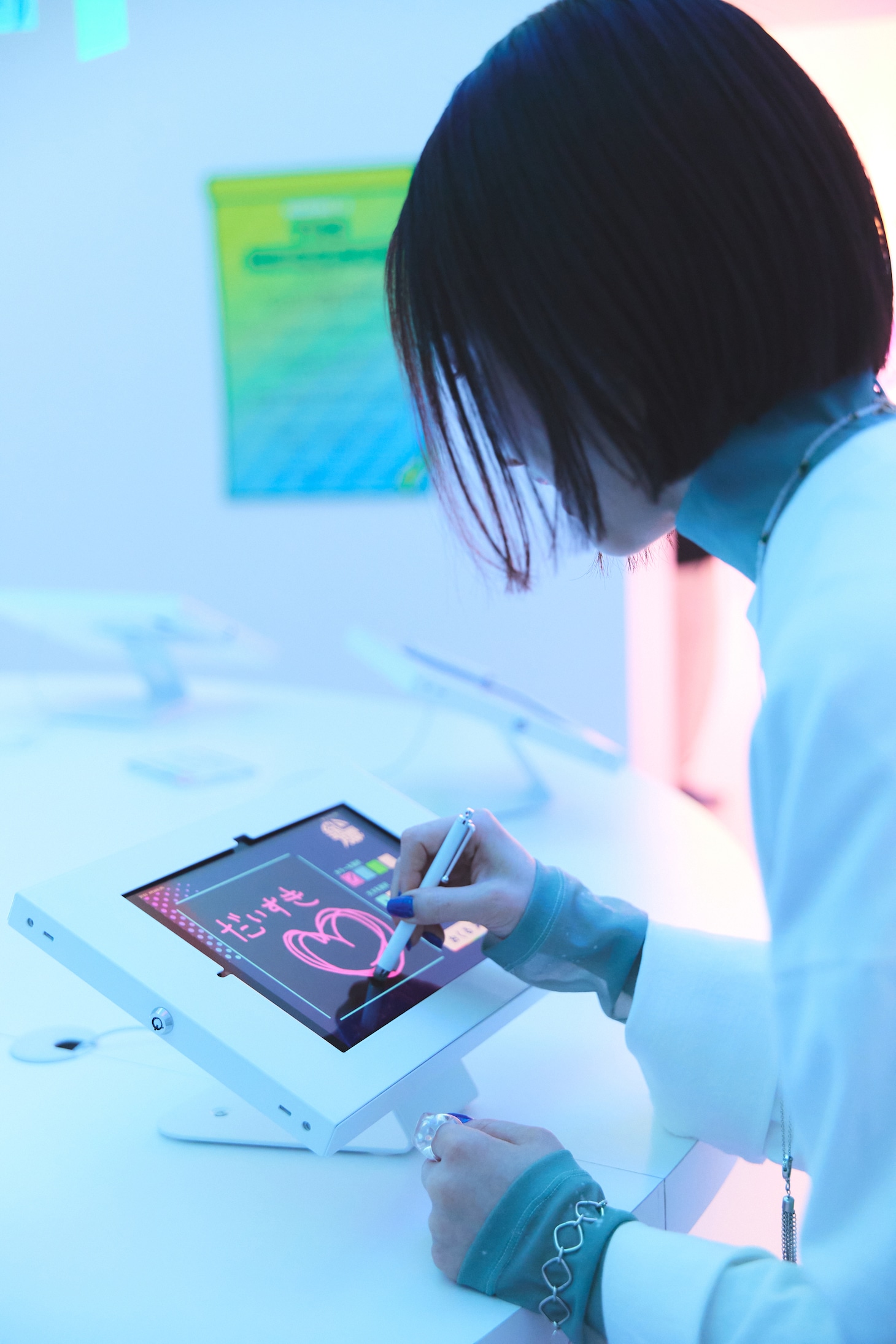 「これ絶対写真に撮りますよね？ 見られるの恥ずかしいな（笑）」