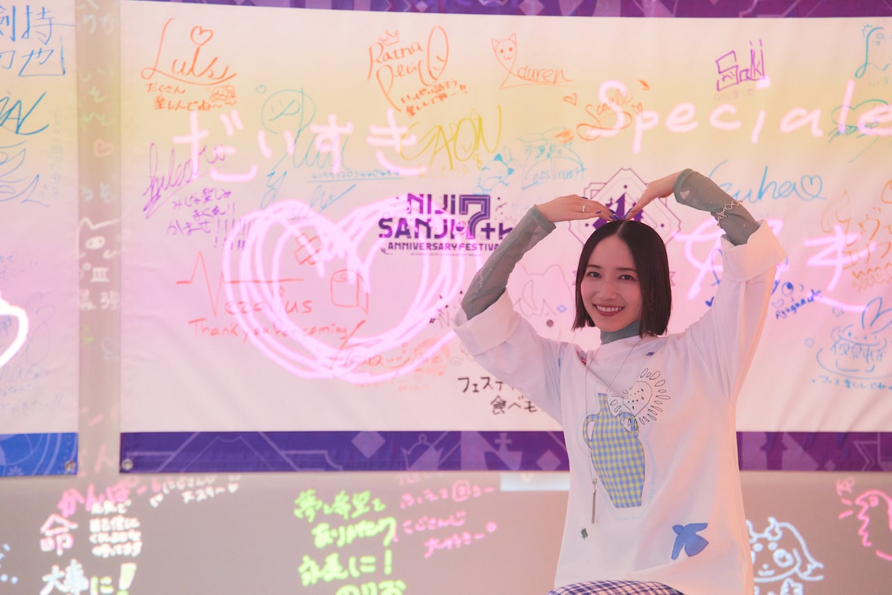 自分が書いたメッセージの横でポーズ。