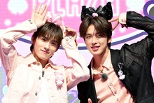 マイメロディとクロミをそれぞれ再現する川西拓実と河野純喜。