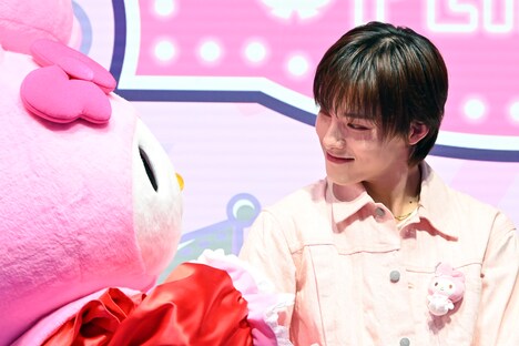 マイメロを愛おしげに見つめる川西拓実。