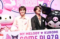 フォトセッション中「今、うしろで手を繋いでます」と報告する川西拓実、思わず笑顔がこぼれる河野純喜。