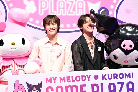 フォトセッション中「今、うしろで手を繋いでます」と報告する川西拓実、思わず笑顔がこぼれる河野純喜。