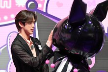 ことあるごとにクロミの頬を優しく撫でる河野純喜。