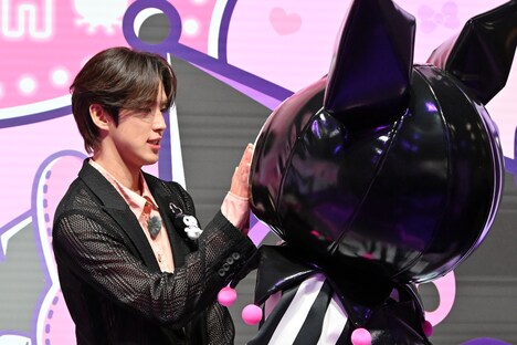 ことあるごとにクロミの頬を優しく撫でる河野純喜。