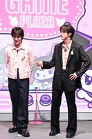 川西拓実を咎める河野純喜（右）。