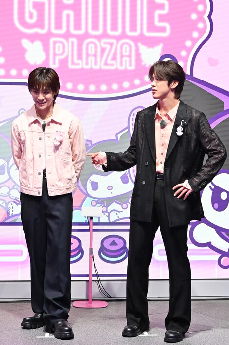 川西拓実を咎める河野純喜（右）。