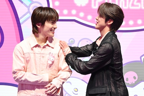 川西拓実の冗談に即座に反発する河野純喜（右）。