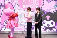 マイメロディと対面する川西拓実（中央）、その様子を優しく見守る河野純喜（右）。