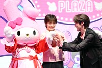 手を繋いでいたマイメロディと川西拓実の間に割って入る河野純喜。