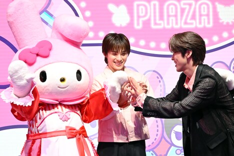 手を繋いでいたマイメロディと川西拓実の間に割って入る河野純喜。