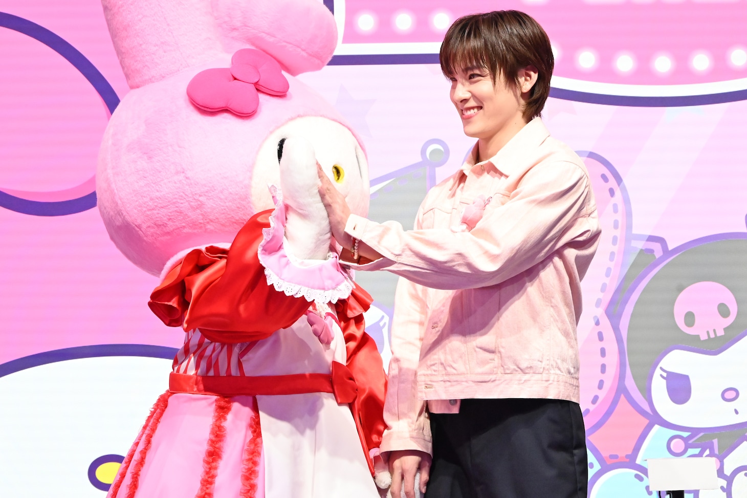 マイメロディと手をつなぎつつ、ハイタッチもする川西拓実。