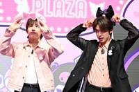 カチューシャを装着する川西拓実と河野純喜。