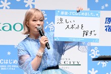 今年やってみたい原宿での過ごし方をフリップで披露するきゃりー。