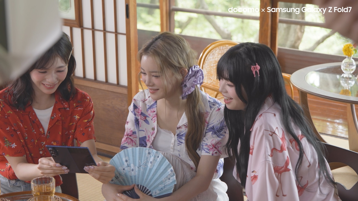 ME:I×「Samsung Galaxy Z Fold7」メイキング映像のワンシーン。