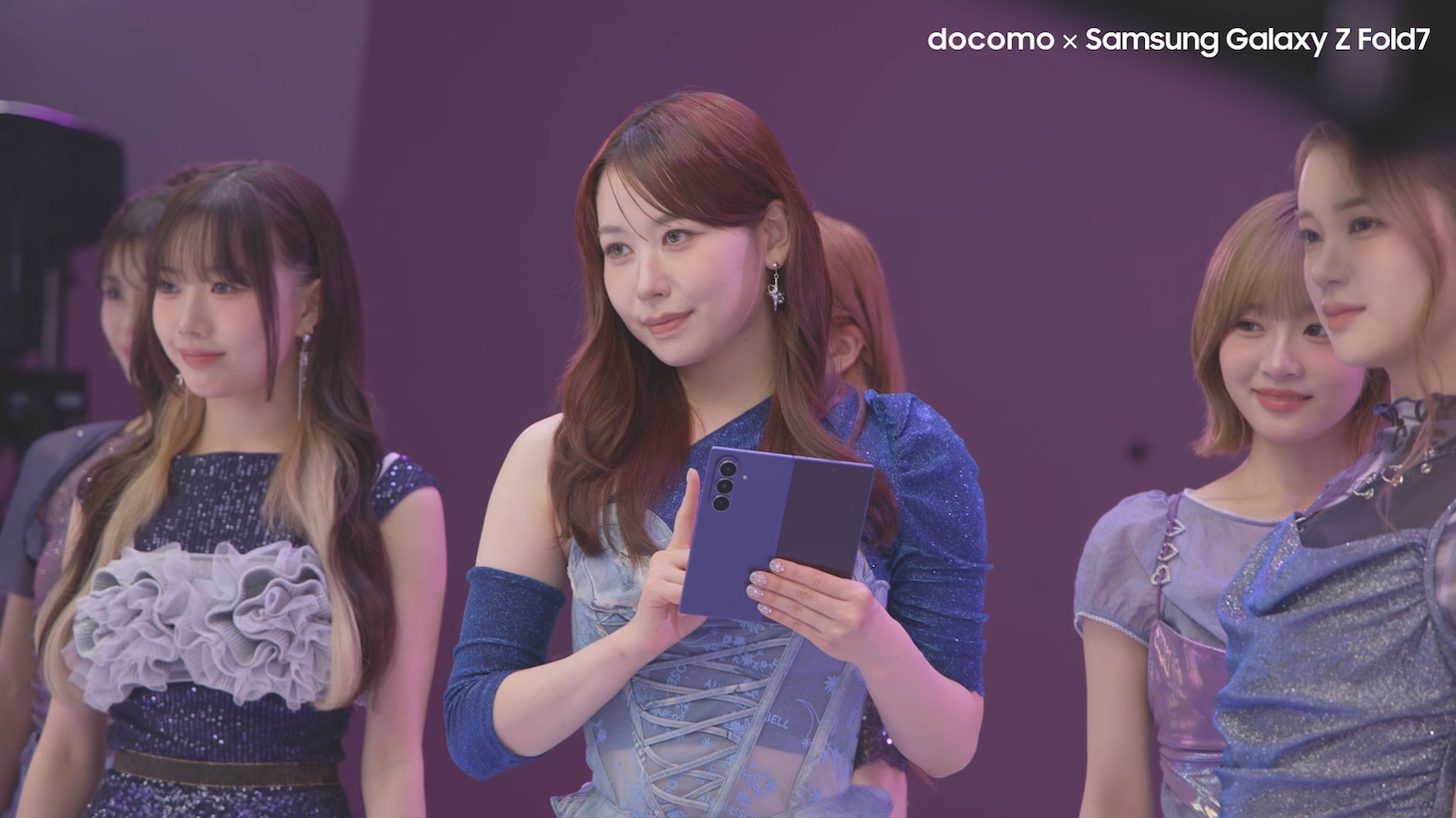 ME:I×「Samsung Galaxy Z Fold7」メイキング映像のワンシーン。