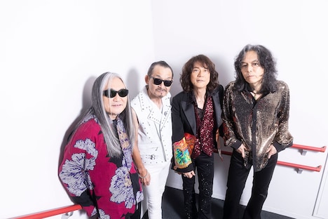 RED WARRIORSとサポートドラマーの高橋まこと（ex. BOØWY）。