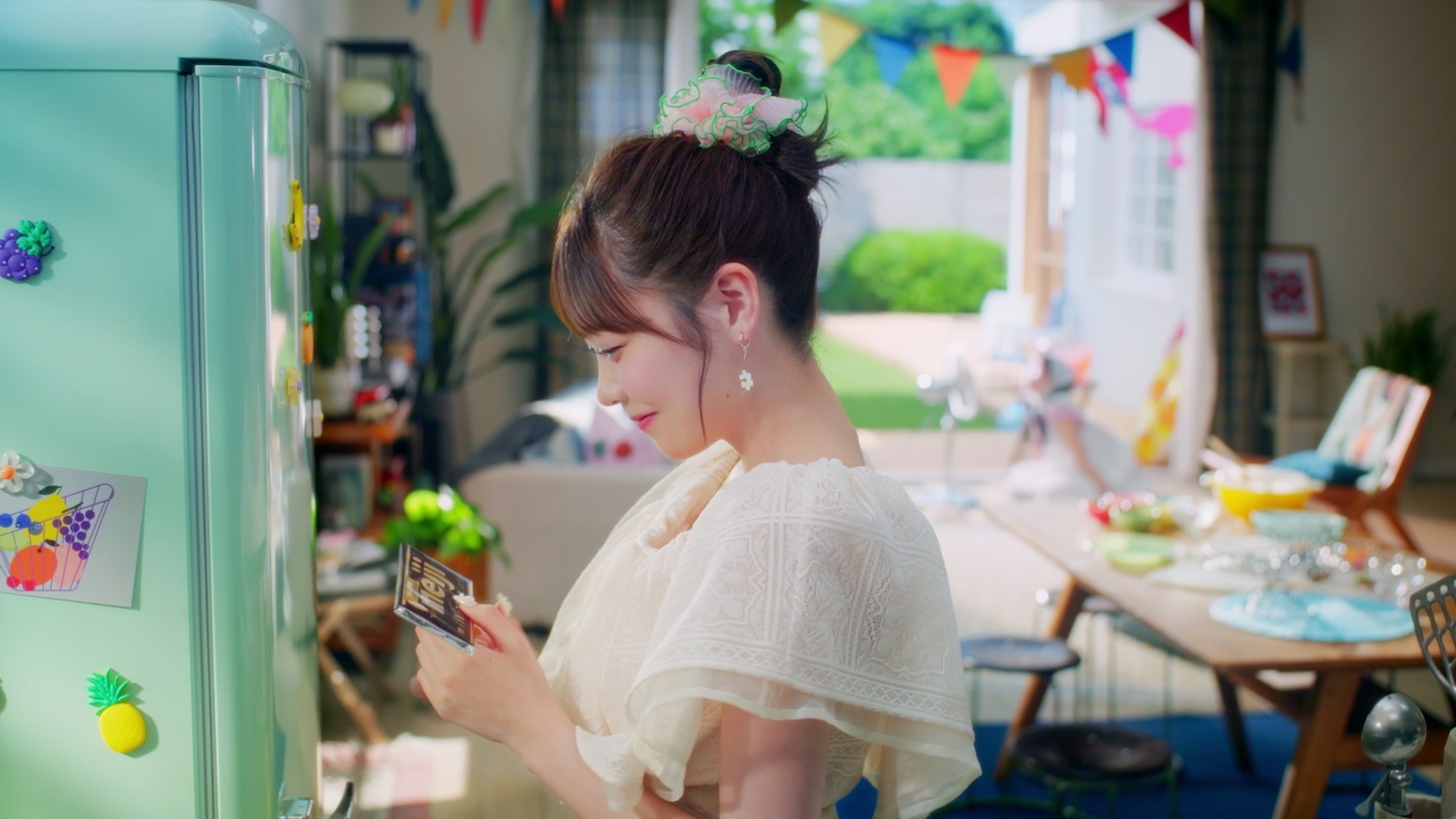 「meiji♡FRUITS ZIPPER～暑い日だってチョコっといい日になぁれ～ #NEWOKASHIPROJECT」CM映像より。