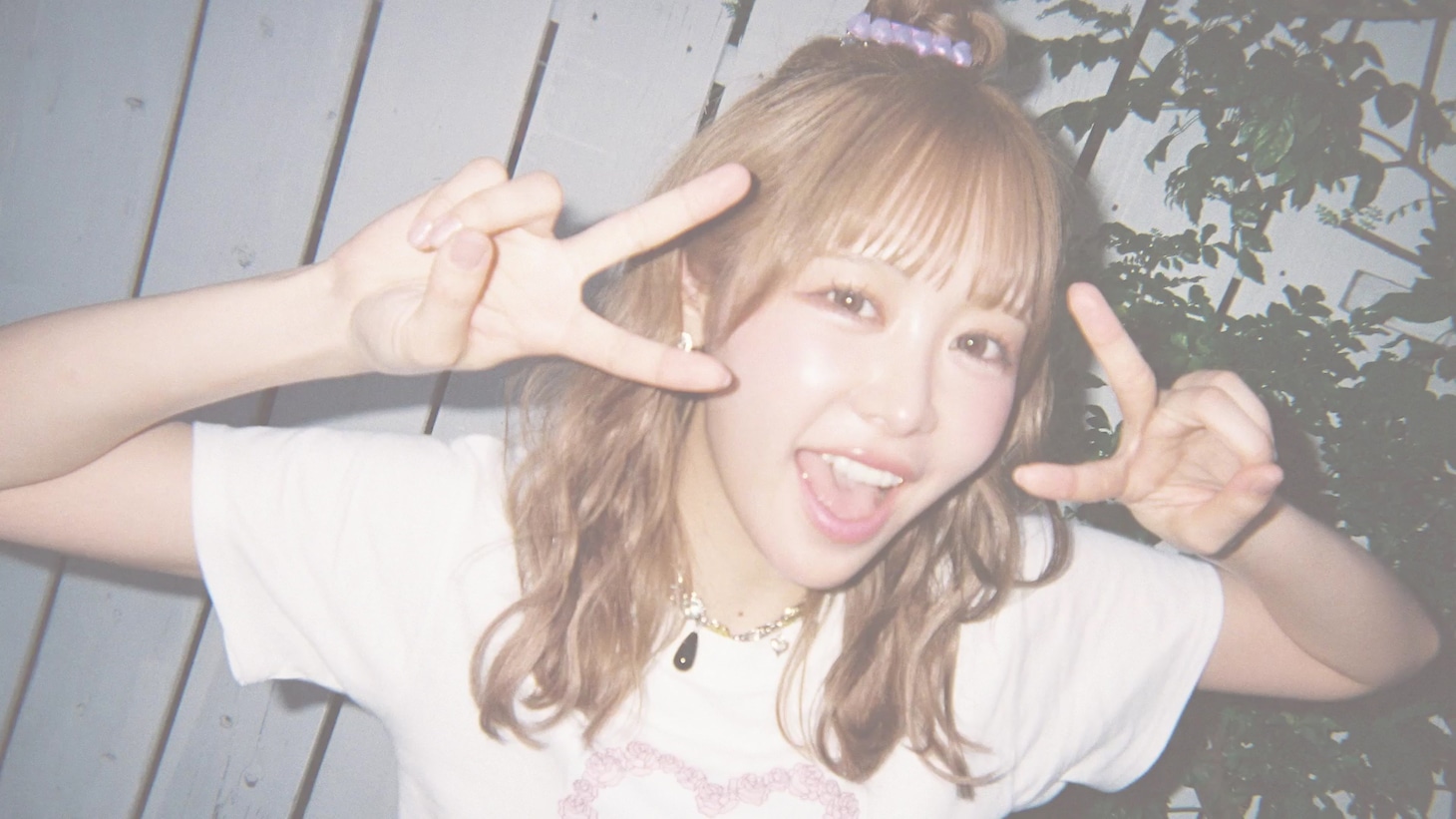 「meiji♡FRUITS ZIPPER～暑い日だってチョコっといい日になぁれ～ #NEWOKASHIPROJECT」CM映像より。