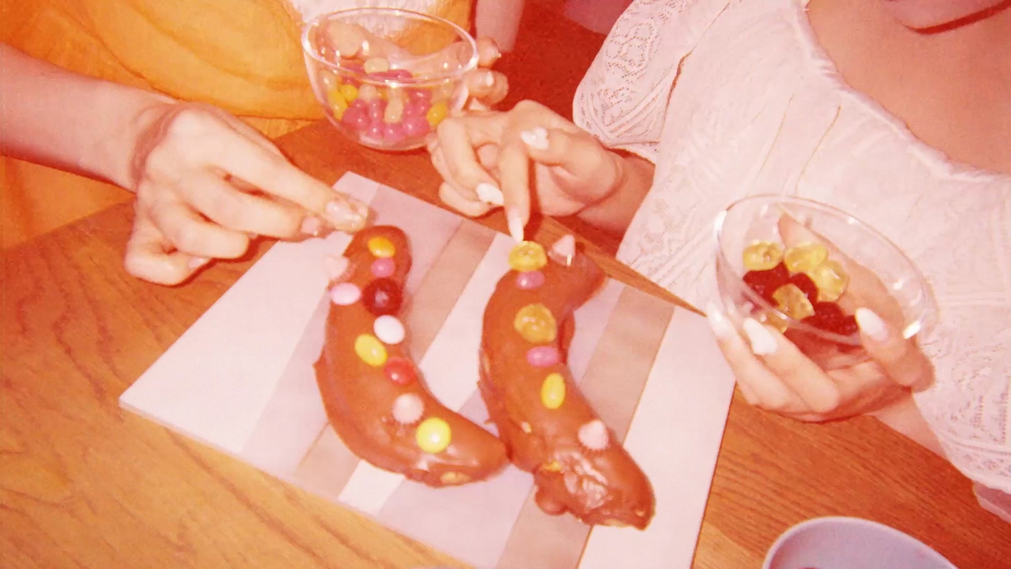 「meiji♡FRUITS ZIPPER～暑い日だってチョコっといい日になぁれ～ #NEWOKASHIPROJECT」CM映像より。