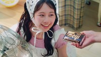 「meiji♡FRUITS ZIPPER～暑い日だってチョコっといい日になぁれ～ #NEWOKASHIPROJECT」CM映像より。