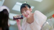 「meiji♡FRUITS ZIPPER～暑い日だってチョコっといい日になぁれ～ #NEWOKASHIPROJECT」CM映像より。
