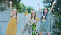 「meiji♡FRUITS ZIPPER～暑い日だってチョコっといい日になぁれ～ #NEWOKASHIPROJECT」CM映像より。