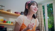 「meiji♡FRUITS ZIPPER～暑い日だってチョコっといい日になぁれ～ #NEWOKASHIPROJECT」CM映像より。