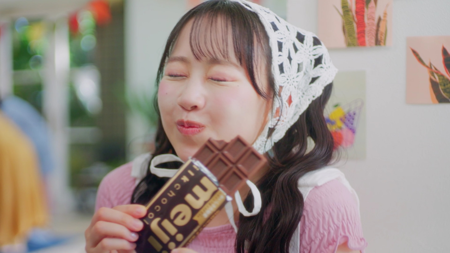 「meiji♡FRUITS ZIPPER～暑い日だってチョコっといい日になぁれ～ #NEWOKASHIPROJECT」CM映像より。