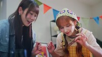 「meiji♡FRUITS ZIPPER～暑い日だってチョコっといい日になぁれ～ #NEWOKASHIPROJECT」CM映像より。