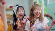 「meiji♡FRUITS ZIPPER～暑い日だってチョコっといい日になぁれ～ #NEWOKASHIPROJECT」CM映像より。