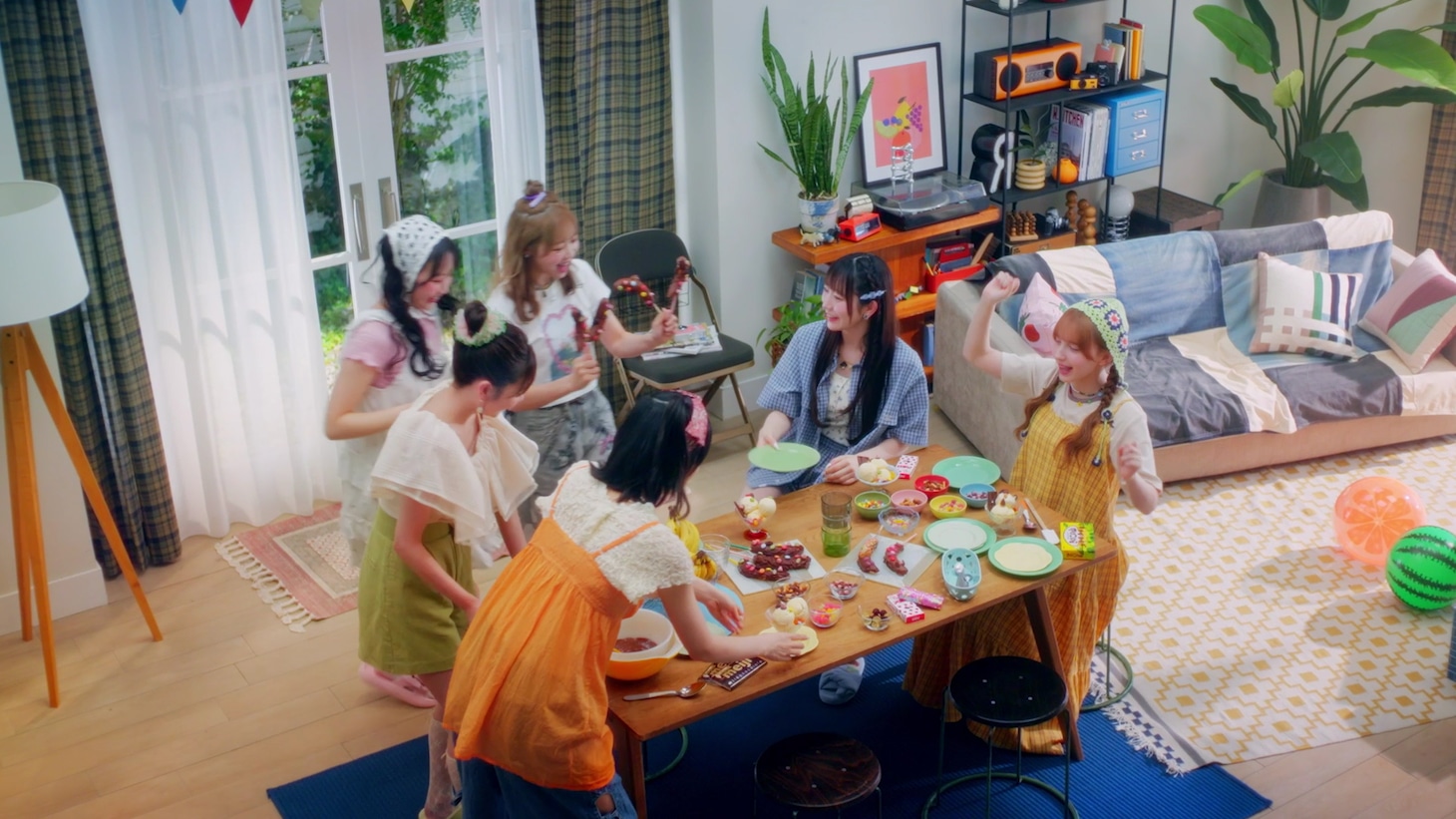 「meiji♡FRUITS ZIPPER～暑い日だってチョコっといい日になぁれ～ #NEWOKASHIPROJECT」CM映像より。