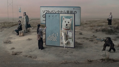 「Samsung Galaxy Z Fold7」のテレビCM「未確認物体との共存」編より。