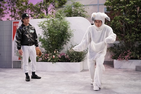 プロ野球選手を演じる森本慎太郎（左）、謎の⻘年を演じる松村北斗（右）。©Storm Labels Inc.