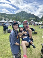 PYRAMID GARDENでライブ前のチャラン・ポ・ランタンと。アーティストが観客と同じエリアで楽しんでいるのもフジロックならでは。