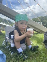 KEENを履いた娘。PYRAMID GARDENでアイスミルクをごくり。