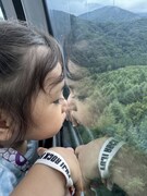 ドラゴンドラも子供にとっては楽しいアトラクションの1つ。窓の上部が空いていて涼しい風が入ってくる。