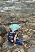 川の冷たい水で涼む娘。