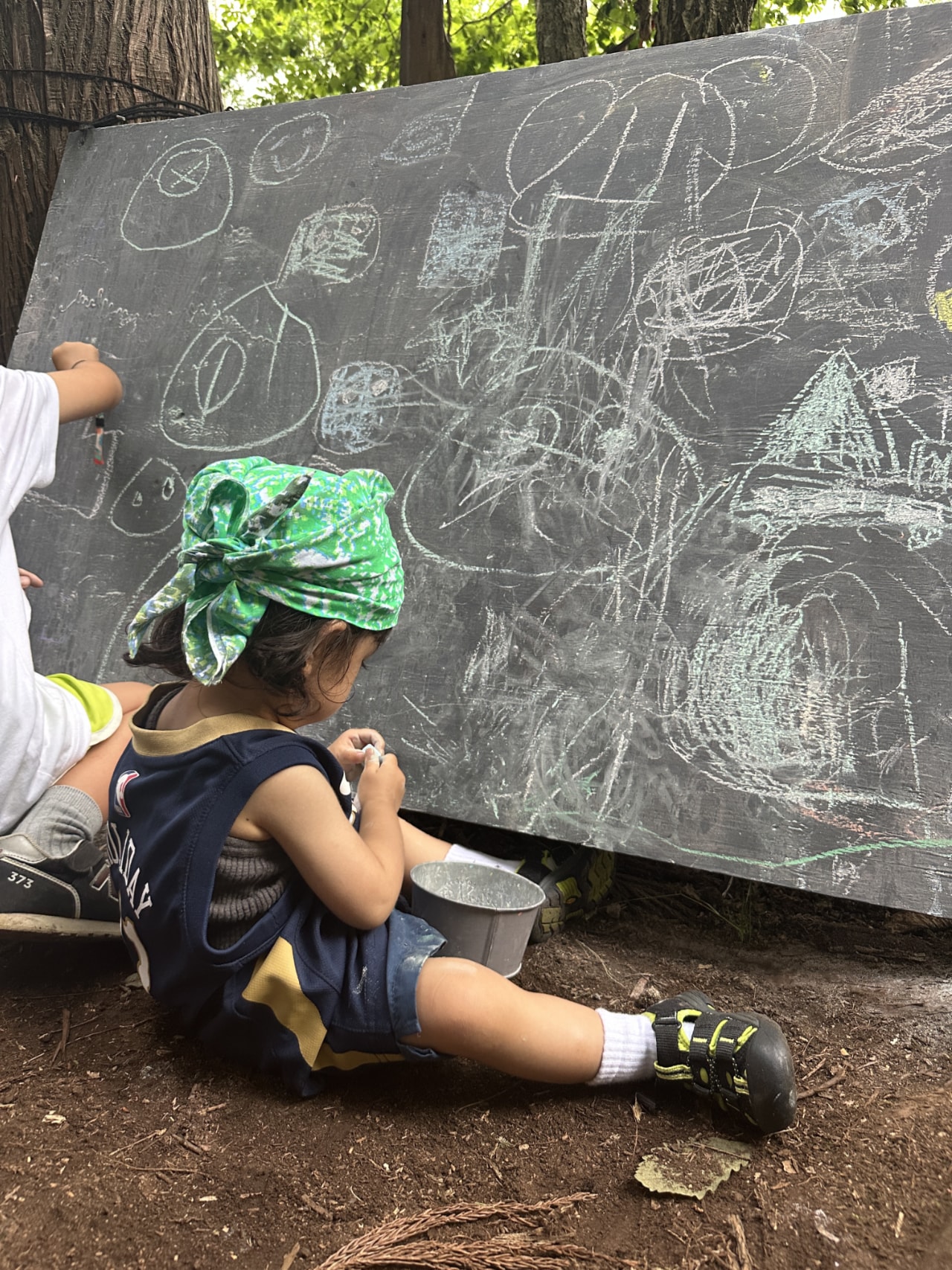 お絵描きボードで遊ぶ娘。