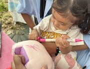 もこもこしたかわいらしいバッグに絵を描く娘。