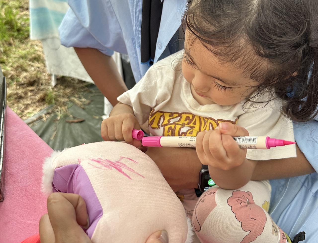 もこもこしたかわいらしいバッグに絵を描く娘。