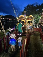 お友達とメリーゴーランドの順番待ち。