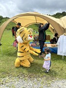 虎にハグを求められ、固まる娘。