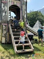 PYRAMID GARDENの遊具で遊ぶお友達。