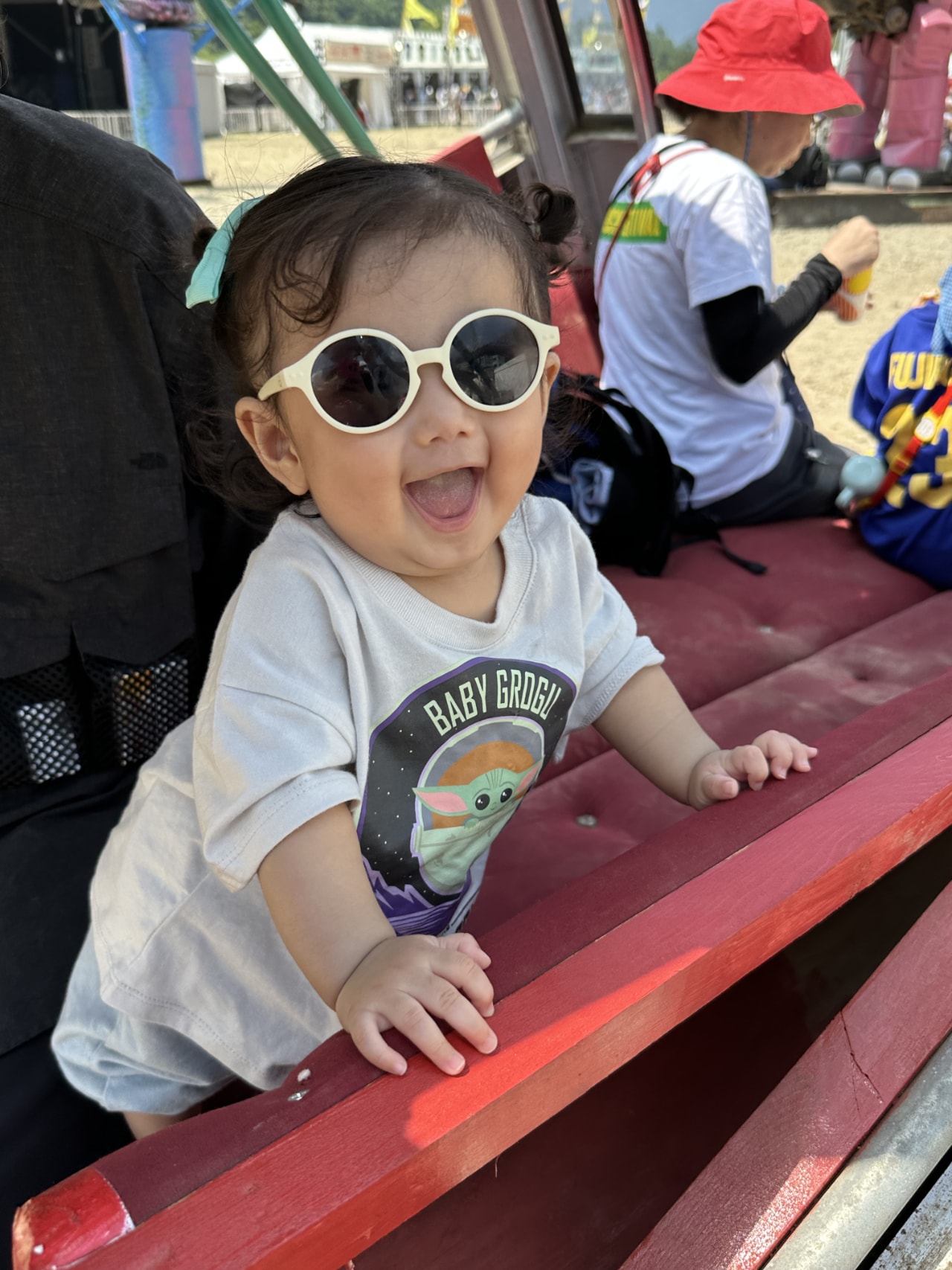 IZIPIZIのサングラスはバンド付き。